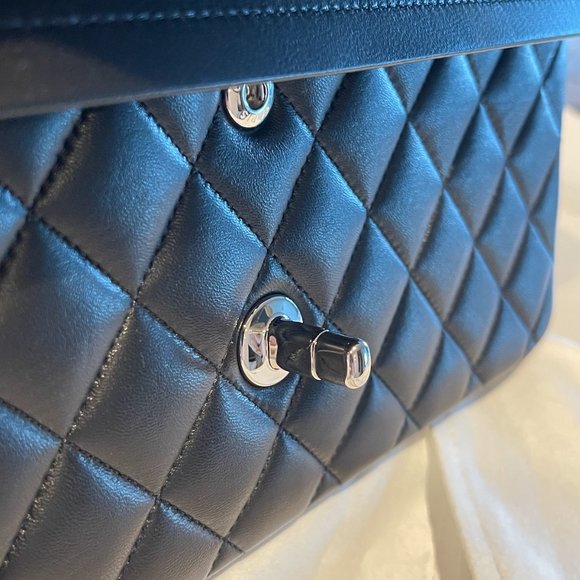 CHANEL CLASSIC FLAP MEDIUM Lambskin Black Silver Hardware 2021 With Chip - Picture 8 of 11